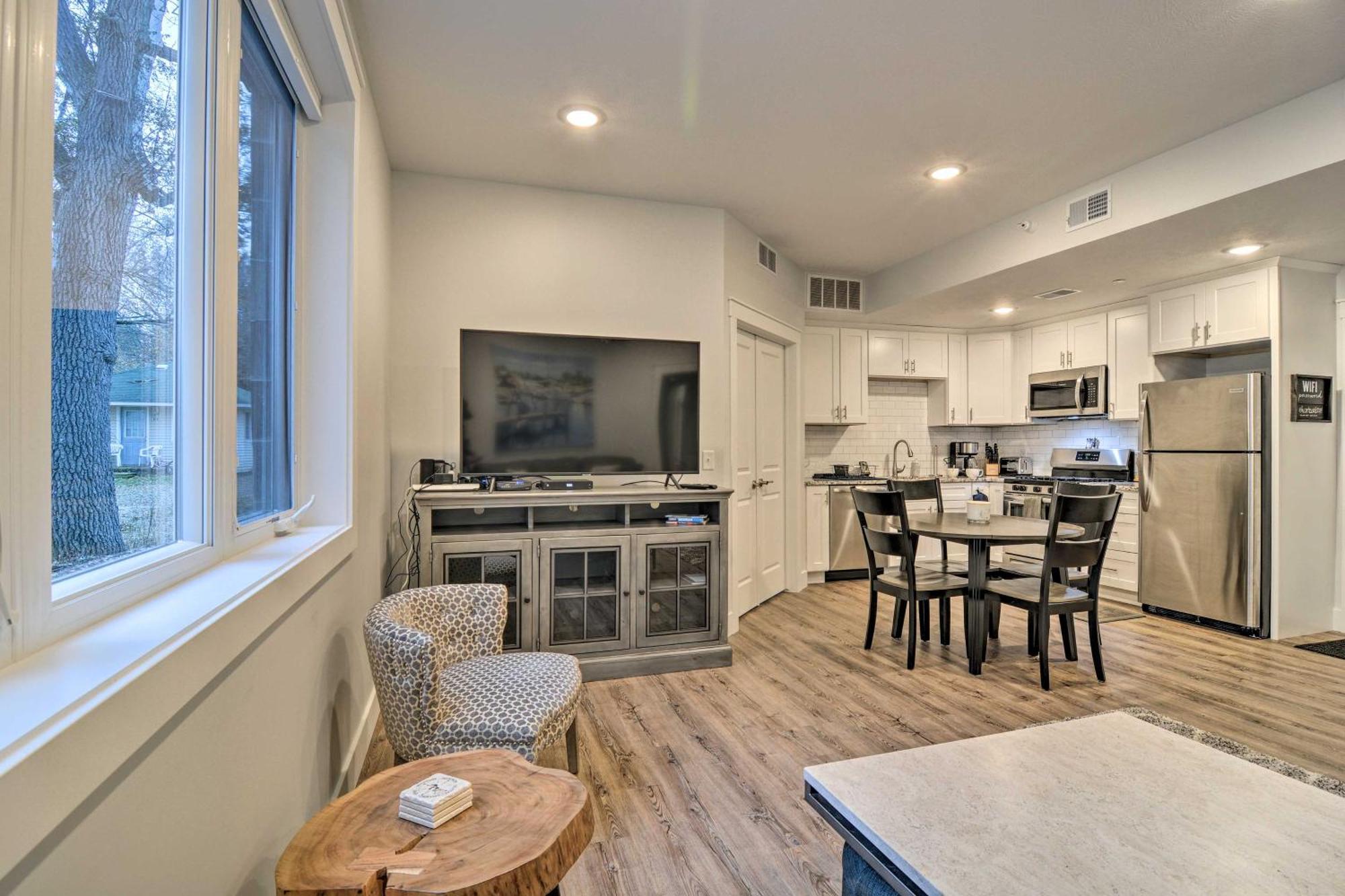 Modern Traverse City Condo About 1 Mi To Bay! Bagian luar foto